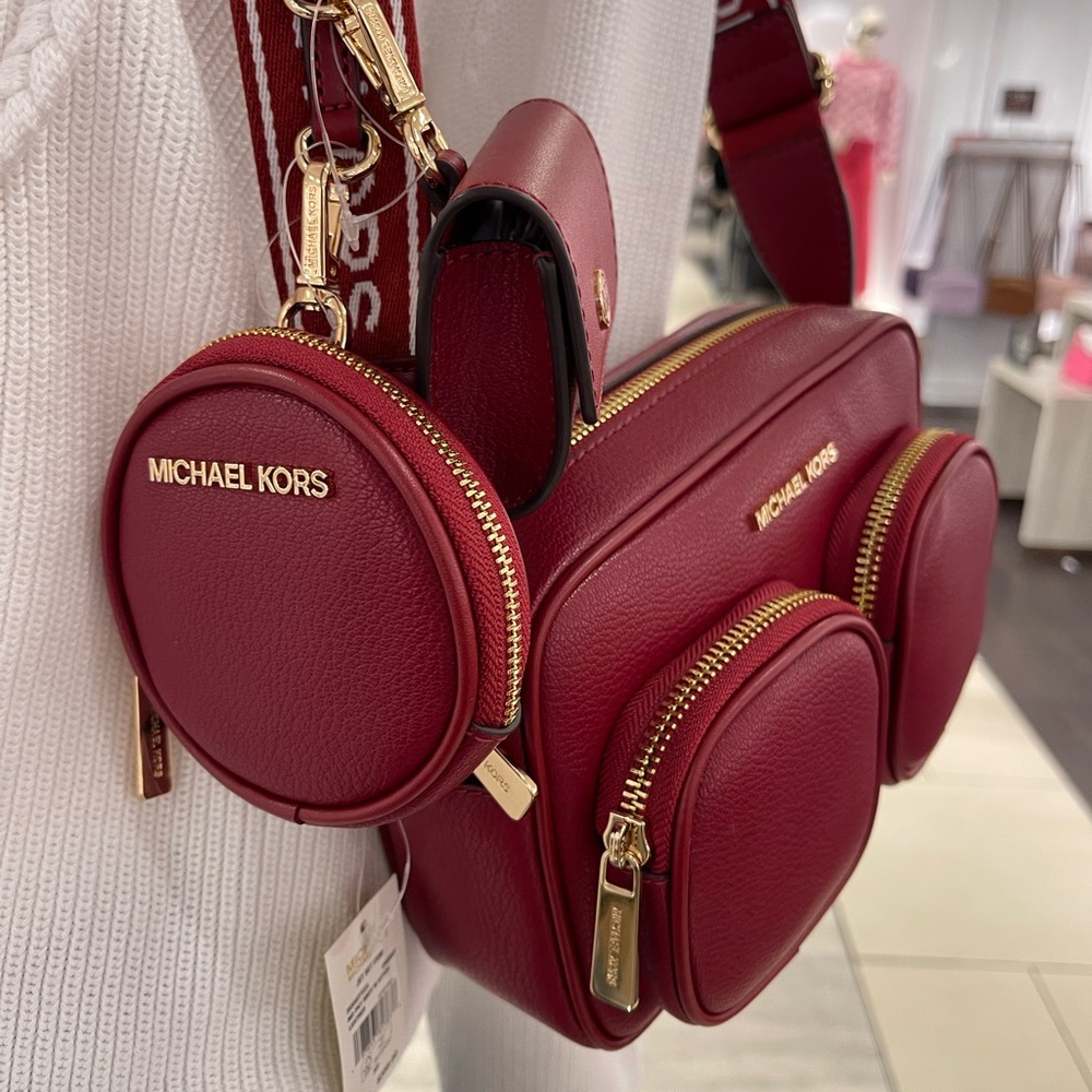 Michael Kors Jet Set Md Leather Crossbody Bag Case for Apple Airpods Pro®
Cherry - Picture 5 of 16